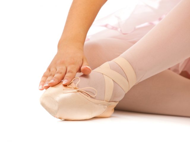 Detail of ballet dancer's feet Правильный уход за кожей ног. Вросший ноготь - Онихокриптоз