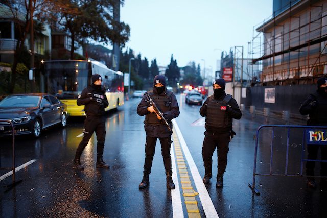 Police secure area near an Istanbul nightclub Новые подробности касательно теракта в ночном клубе Стамбула