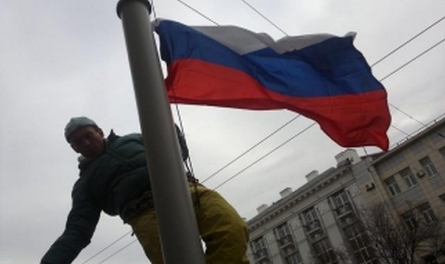 neizvestnyj-pytalsya-szhech-flag-rossii-v-sevastopole Неизвестный пытался сжечь флаг России в Севастополе