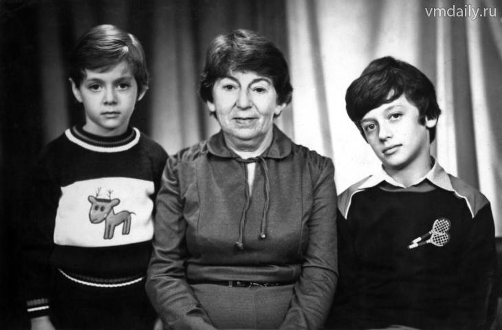 Слева направо: Марк, его бабушка, брат.
