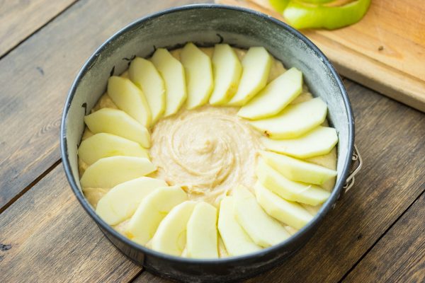 Рецепт шарлотки с яблоками простой и вкусный в духовке с фото пошагово