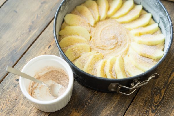 Рецепт шарлотки с яблоками простой и вкусный в духовке с фото пошагово