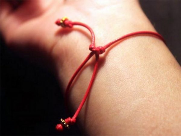 Зачем носят красную нитку на запястье
