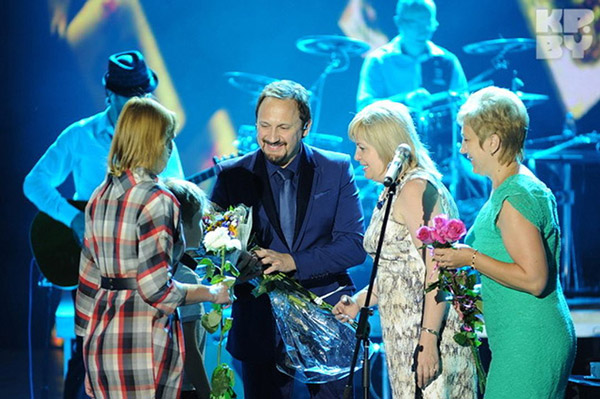 Стас Михайлов со своими многочисленными поклонницами
