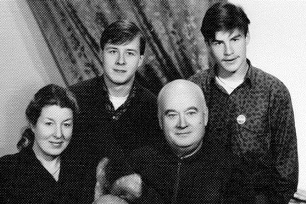Евгений Моргунов с женой и двумя сыновьями