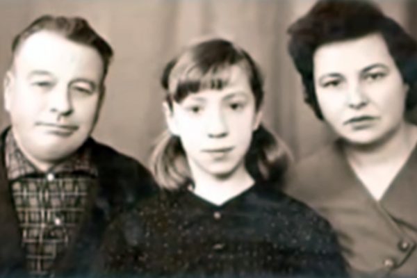 Галина Петрова в детстве со своими родителями 