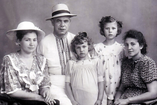 Валентина Толкунова в детстве со своей семьей