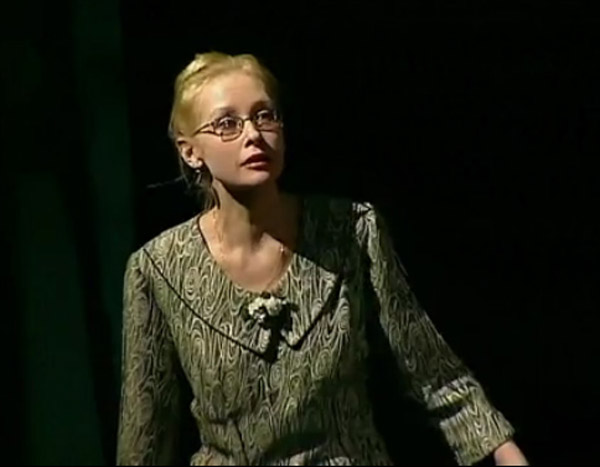 Актриса Светлана Рябова на сцене театра