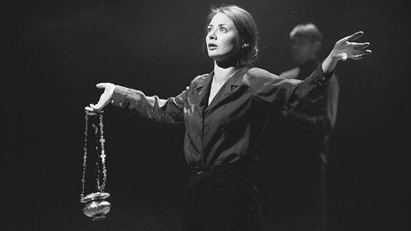 Карина Разумовская на сцене театра