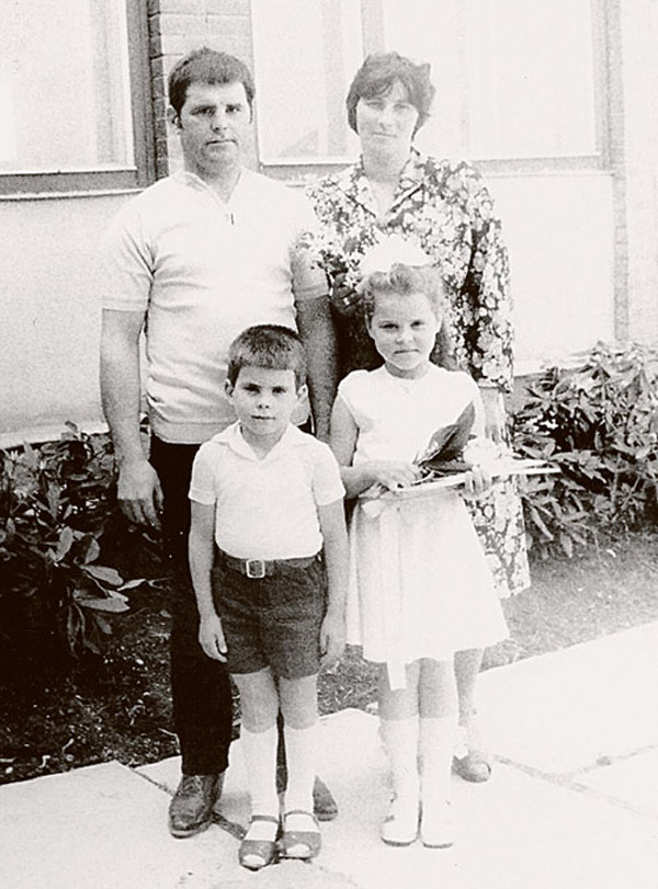 Интарс Бусулис с родителями и старшей сестрой