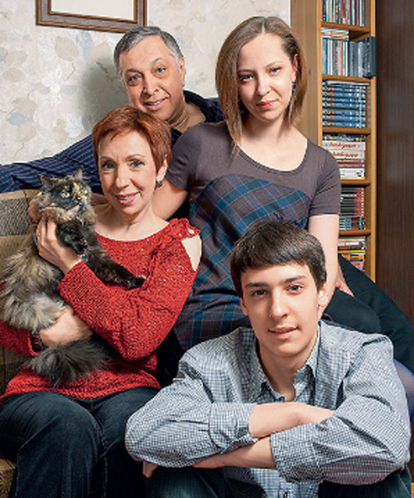 Галина Петрова с мужем и детьми