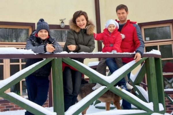 Евгения Добровольская с мужем Дмитрием и детьми