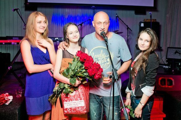 Гоша Куценко со своими поклонницами