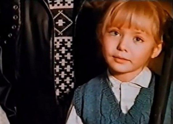 В 8 лет Карина Разумовская снялась в фильме "Действуй, Маня!"