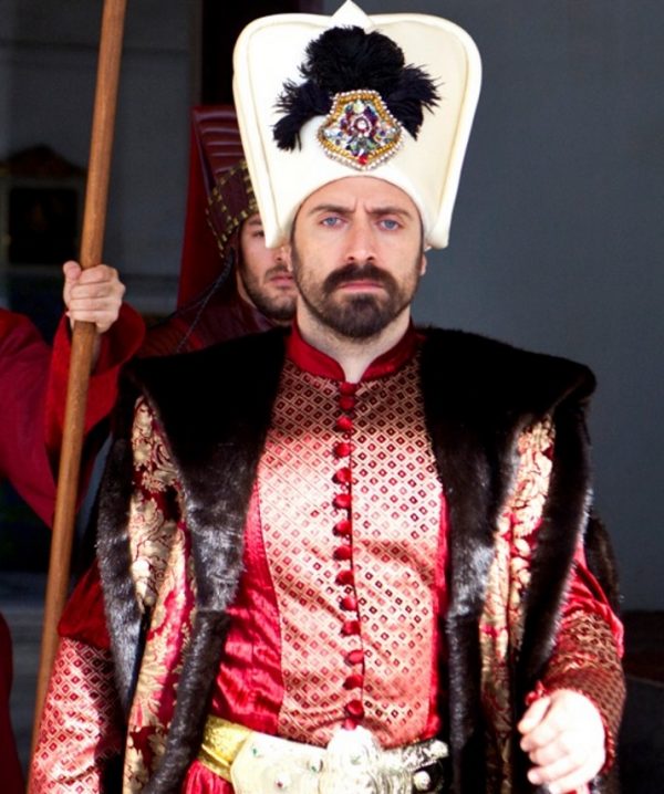 Халит Эргенч в роли султана Сулеймана в сериале "Великолепный век"