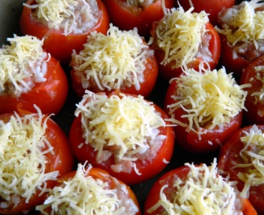Фаршированные помидоры, посыпанные сыром