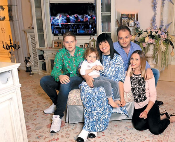 Алла Духова с мужем и детьми