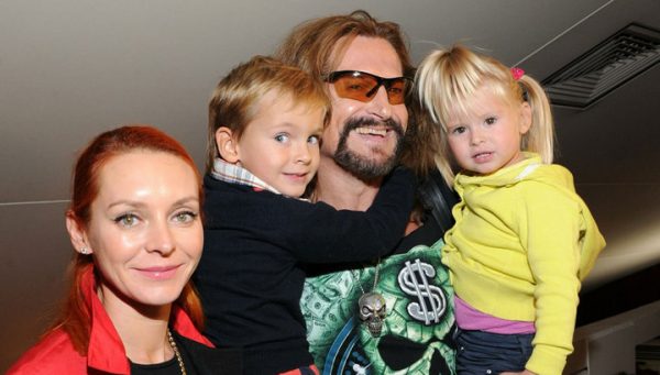 Никита Джигурда и Марина Анисина с детьми