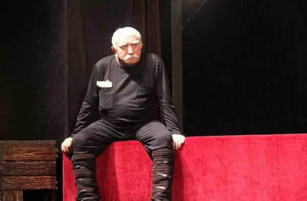Армен Борисович на сцене театра