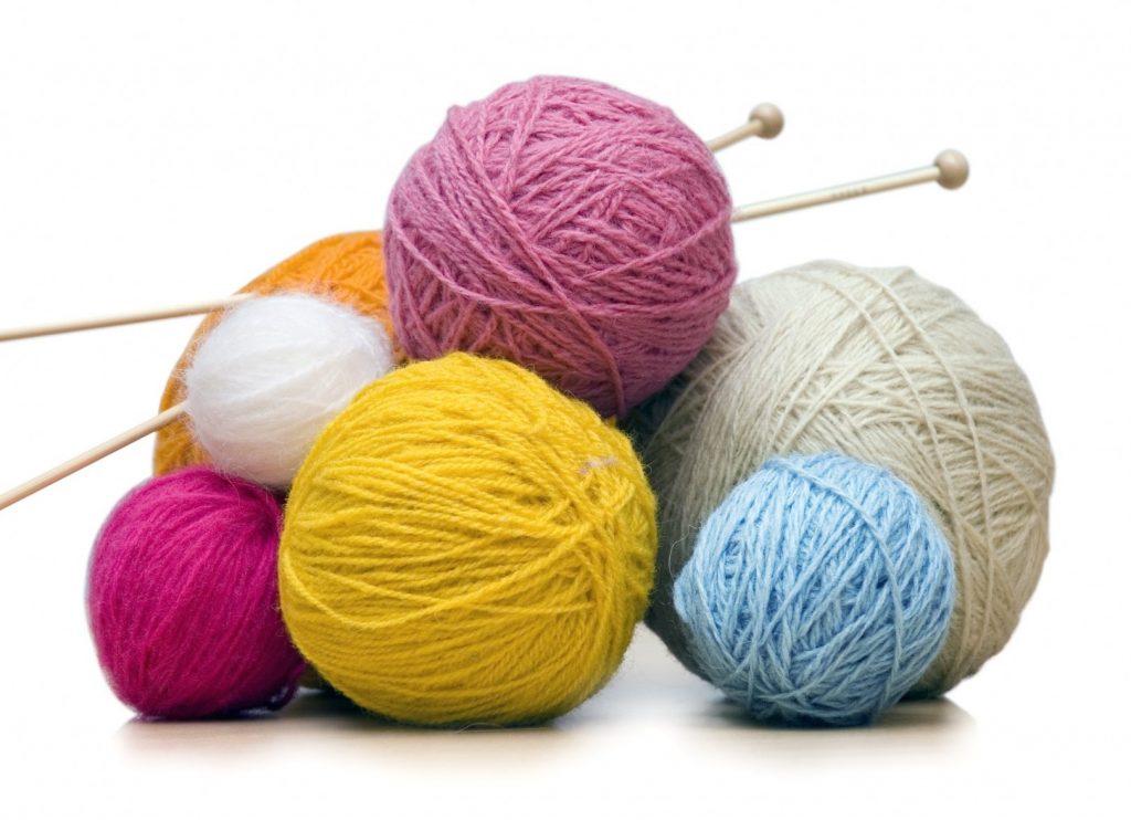 Нитки и иголки для вязанья