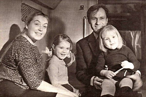 С мужем Василием Шукшиным и дочерьми