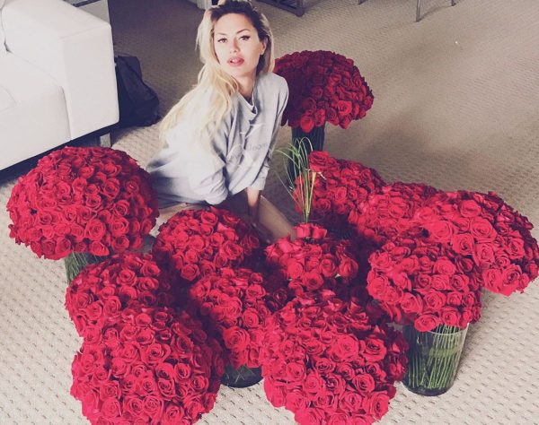 Виктория Боня с цветами от нового возлюбленного