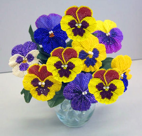 Яркие цветы из бисера 
