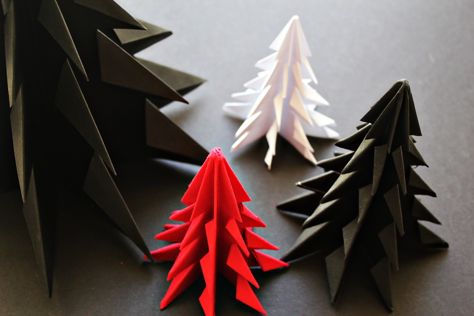 Елочки в технике оригами могут быть самыми разнообразными