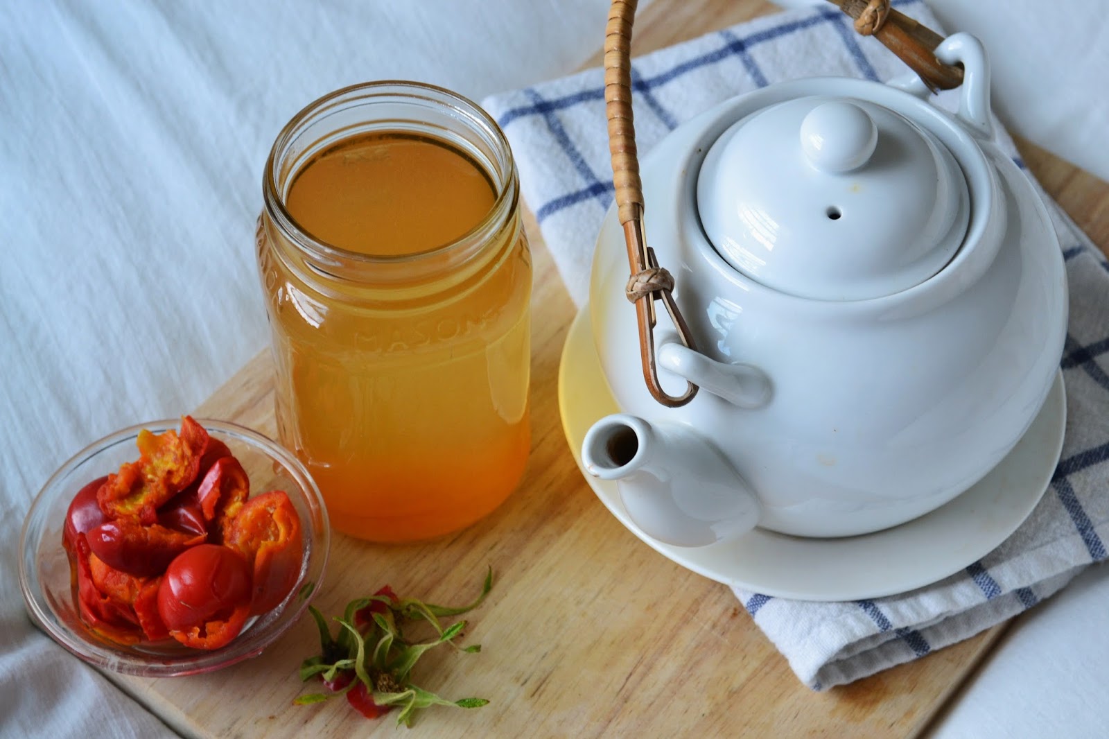 Приготовить чай из плодов шиповника достаточно просто