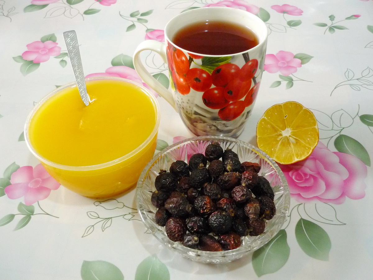 Чай из шиповника с лимоном не только обогатит организм витаминами, но и поднимет настроение