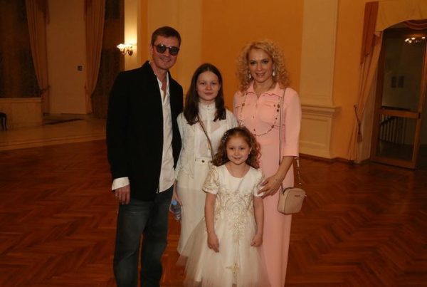 Илья Древнов с женой, падчерицей и дочькой