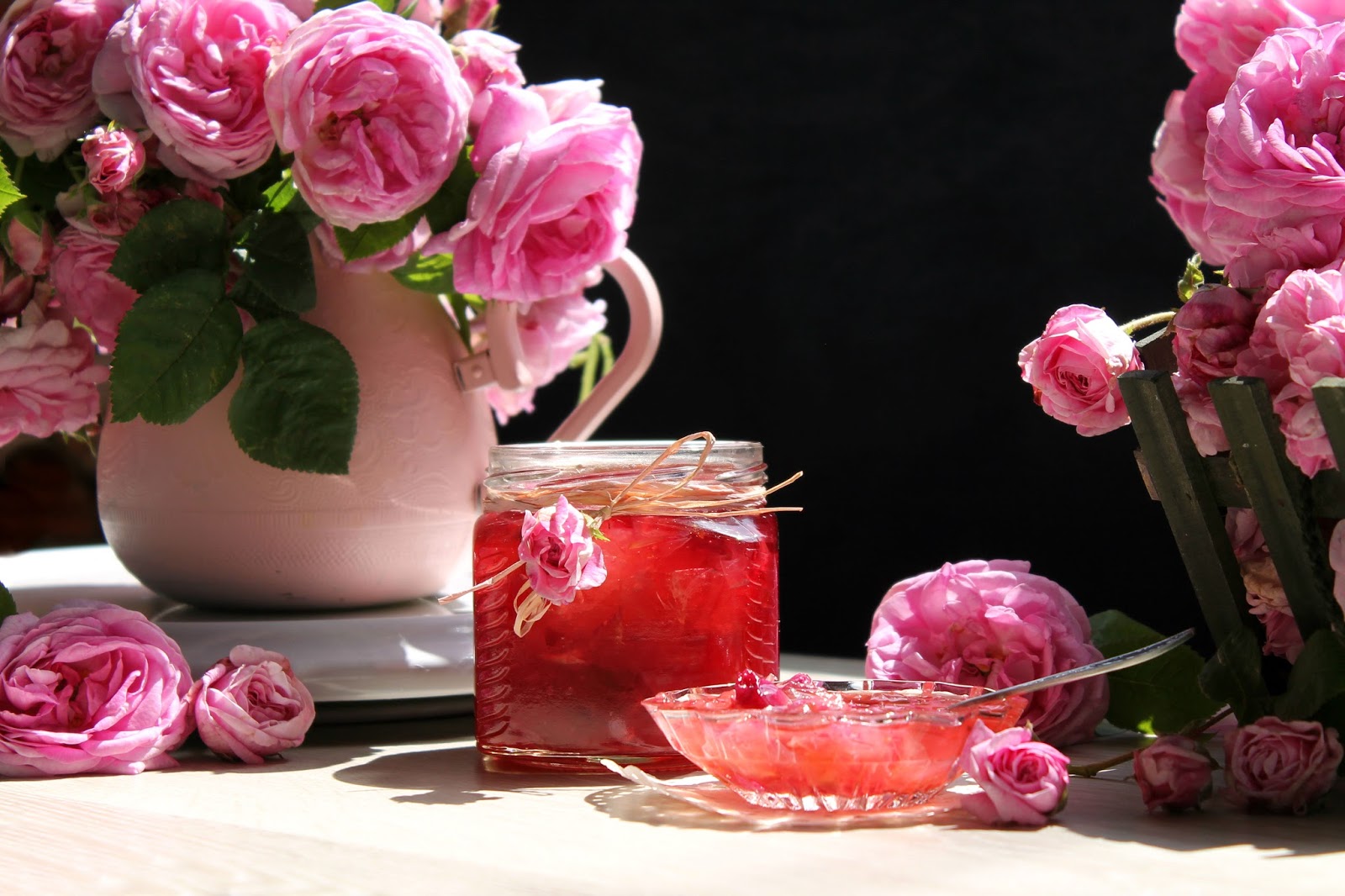 Из лепестков Розы (ботаническое название шиповника) получается ароматное и вкусное варенье