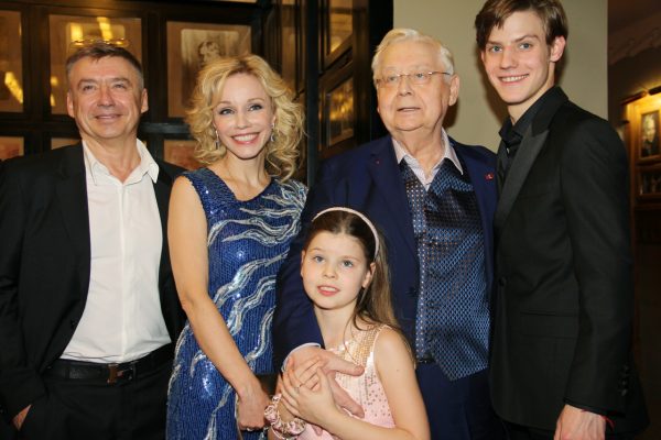 Олег Табаков с женой и детьми, без Александры