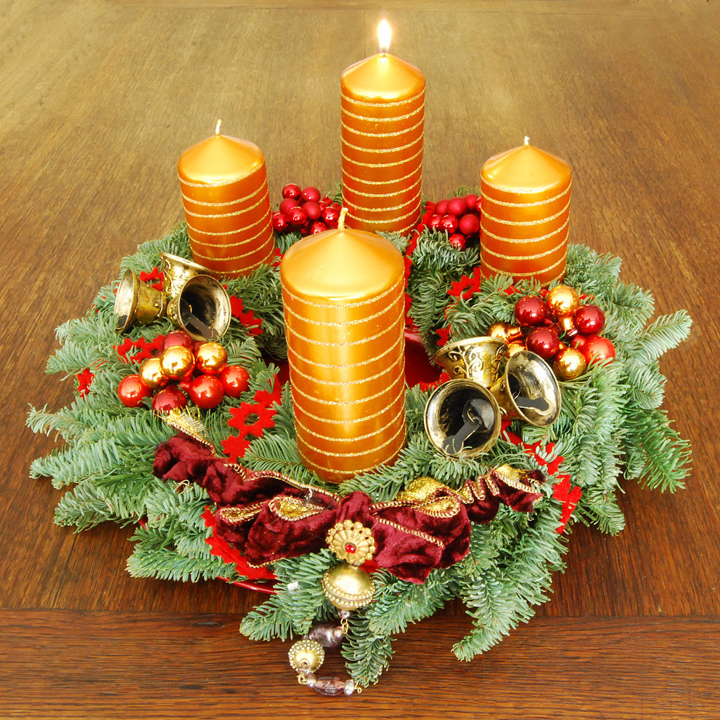 Четыре свечки - непременный атрибут классического рождественского венка
