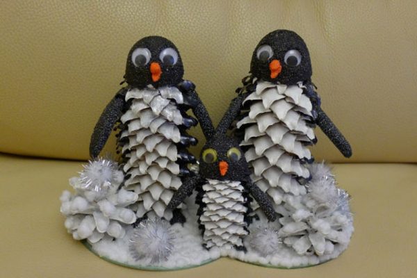 Милые пингвинчики из шишек