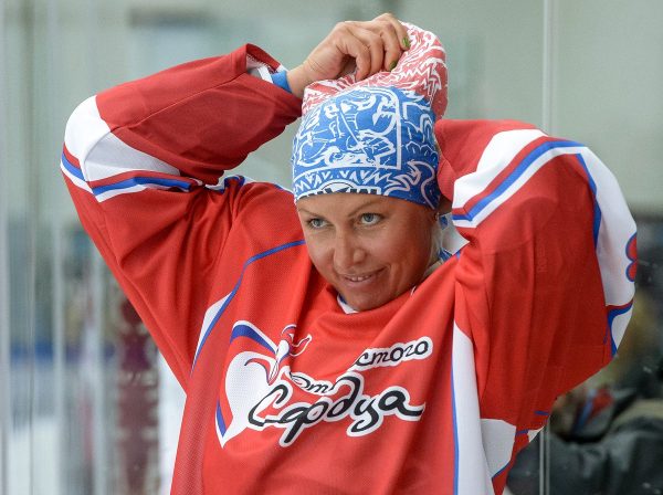 Наталья Рогозина играет в хоккей