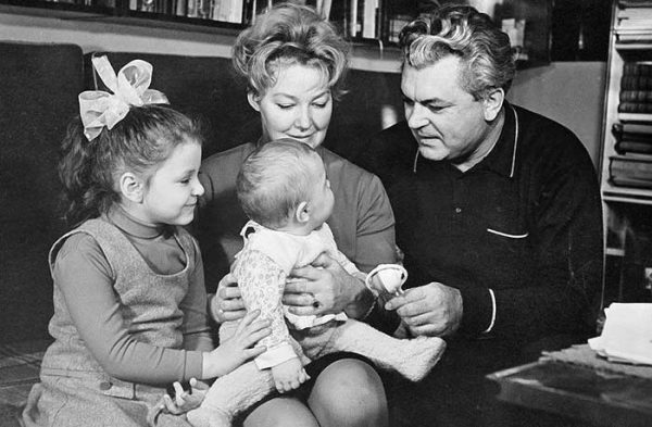 Ирина Скобцева с мужем и детьми
