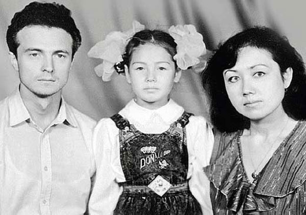 Ляйсан Утяшева в детстве с родителями