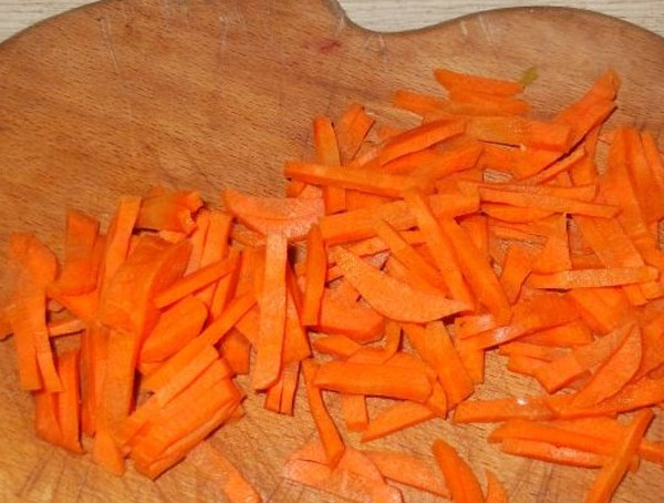 Порезать очищенную морковь