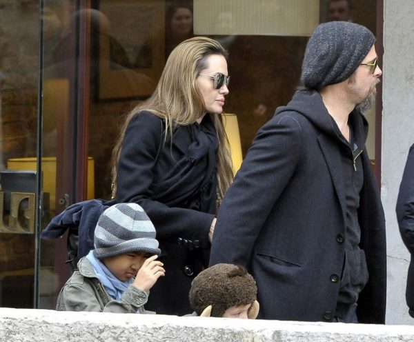 Анджелина Джоли и Брэд Питт на совместной прогулке с детьми после развода