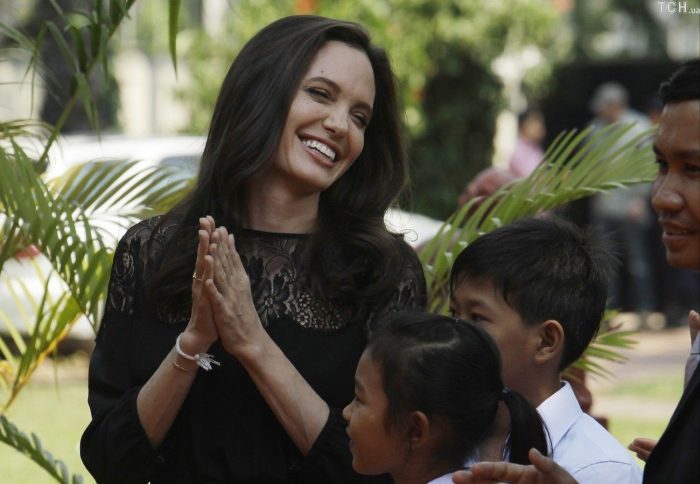 Счастливая Анджелина Джоли на прогулке с детьми
