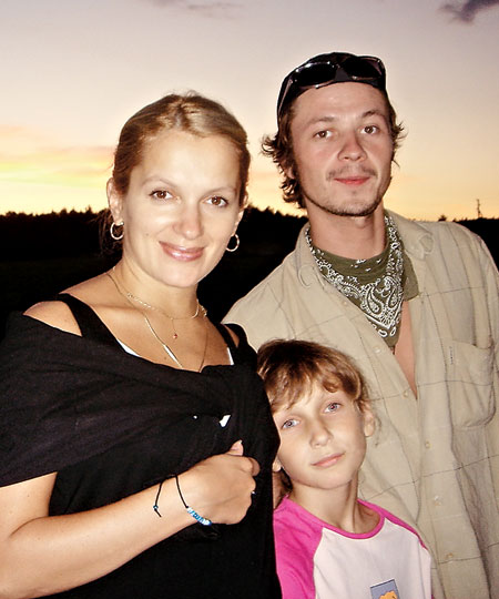 Илья Древнов с женой и дочькой