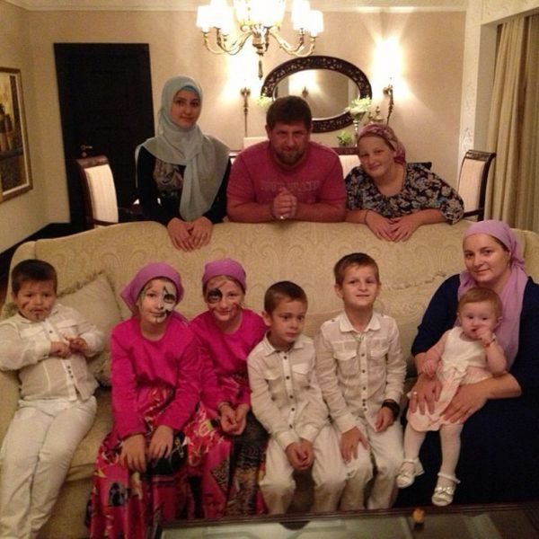 Домашнее фото семьи Кадырова