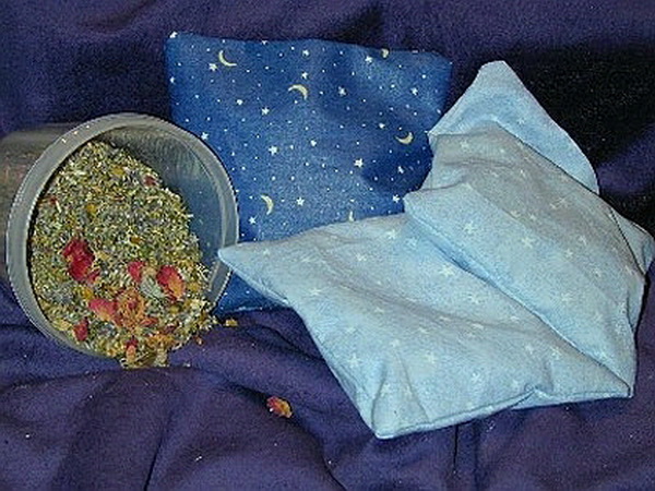 Подушки, наполненные целебными травами - отличный подарок для мамы к новому году