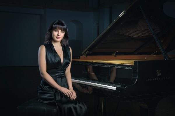 Екатерина Мечетина возле фортепиано