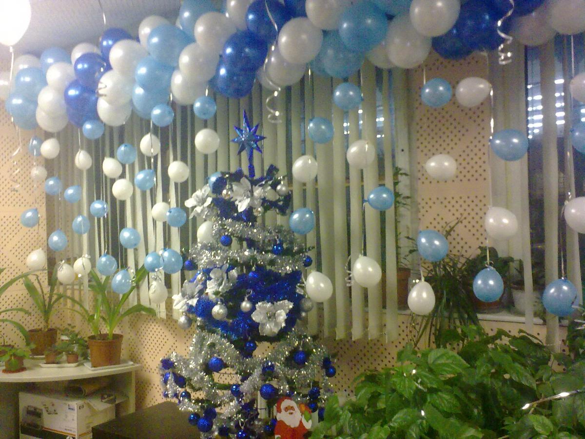 Подвесная новогодняя композиция для офиса из шаров