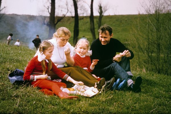 Счастливое семейство на пикнике