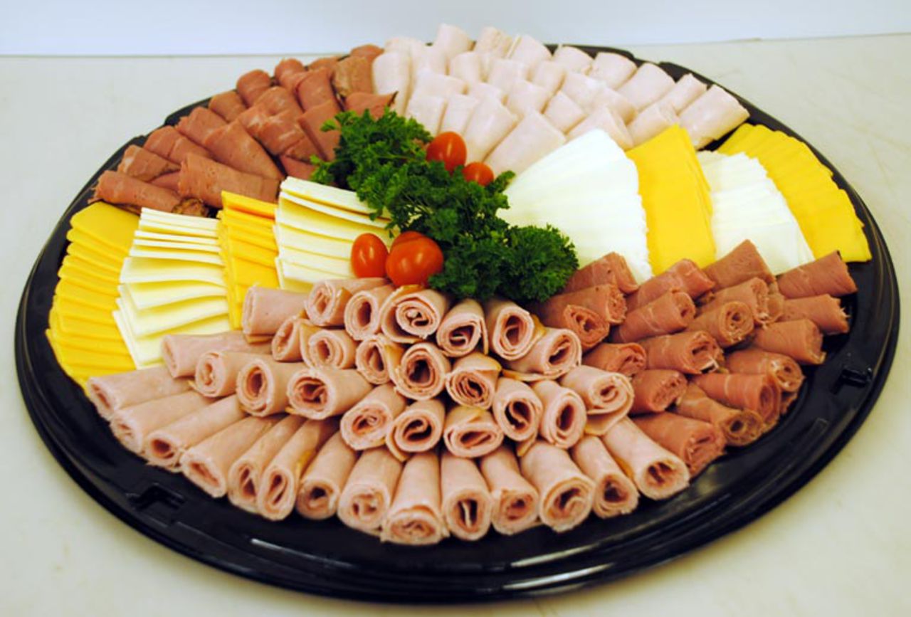 Нарезки из мясных и сырных продуктов непременно должны присутствовать на праздничном новогоднем столе