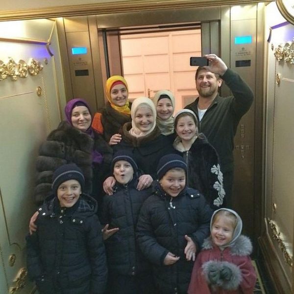 Р. Кадыров с женой и детьми
