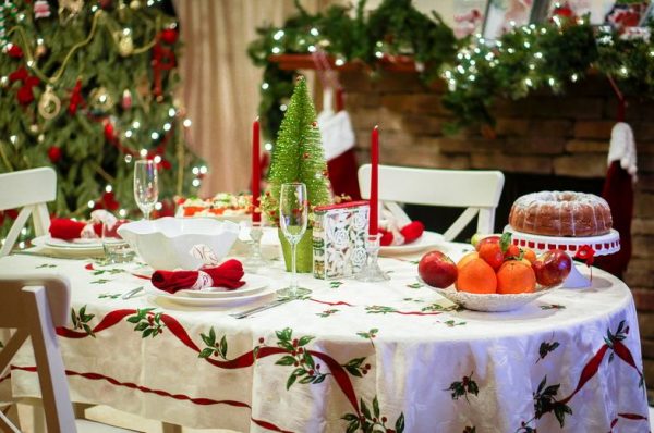 Красиво украшенный стол с праздничной атрибутикой